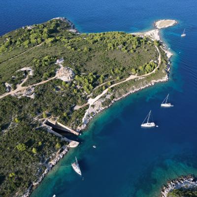 Submarine Vis Island Large